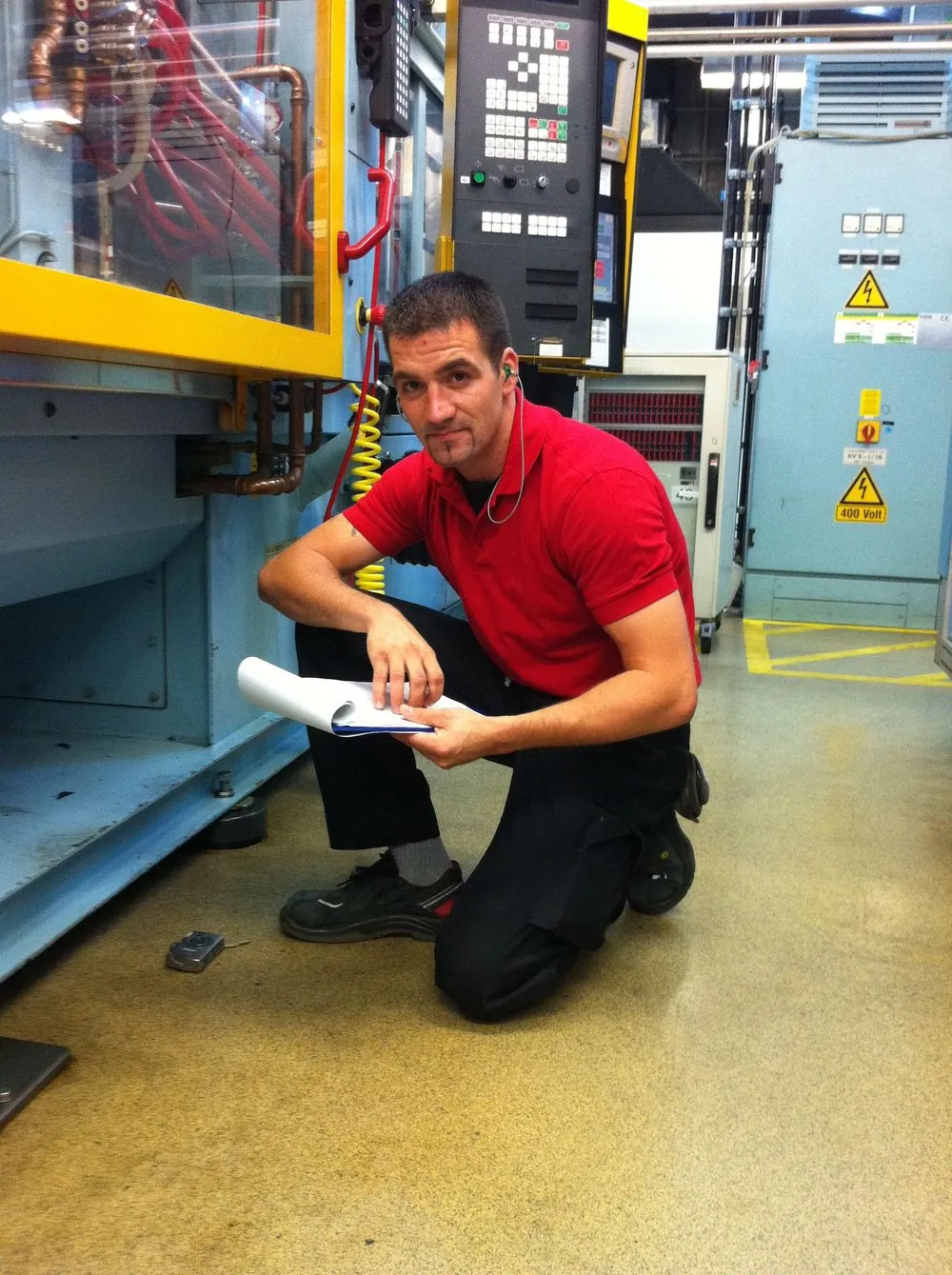 Dipl.-Ing. (FH) Martin Peters bei einer Betriebsbegehung in einer Produktionshalle